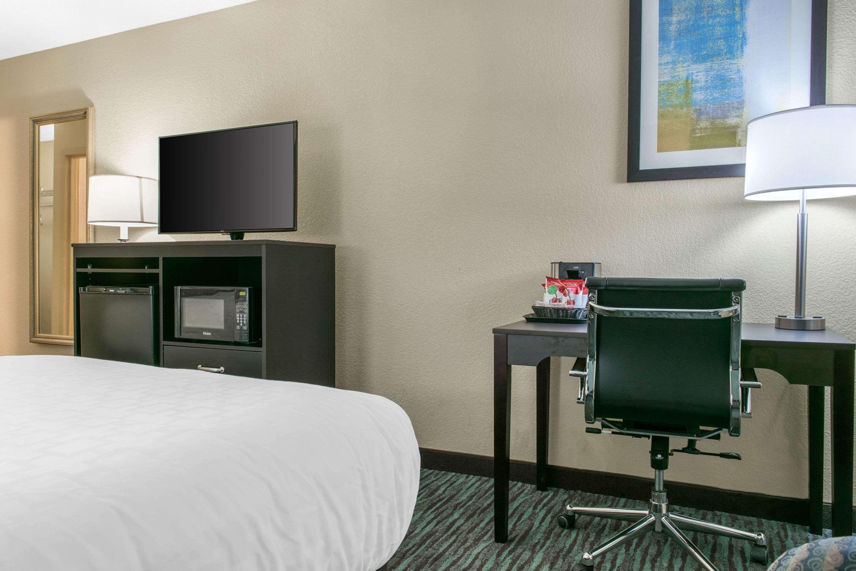 Quality Inn Dayton Airport Englewood Екстериор снимка