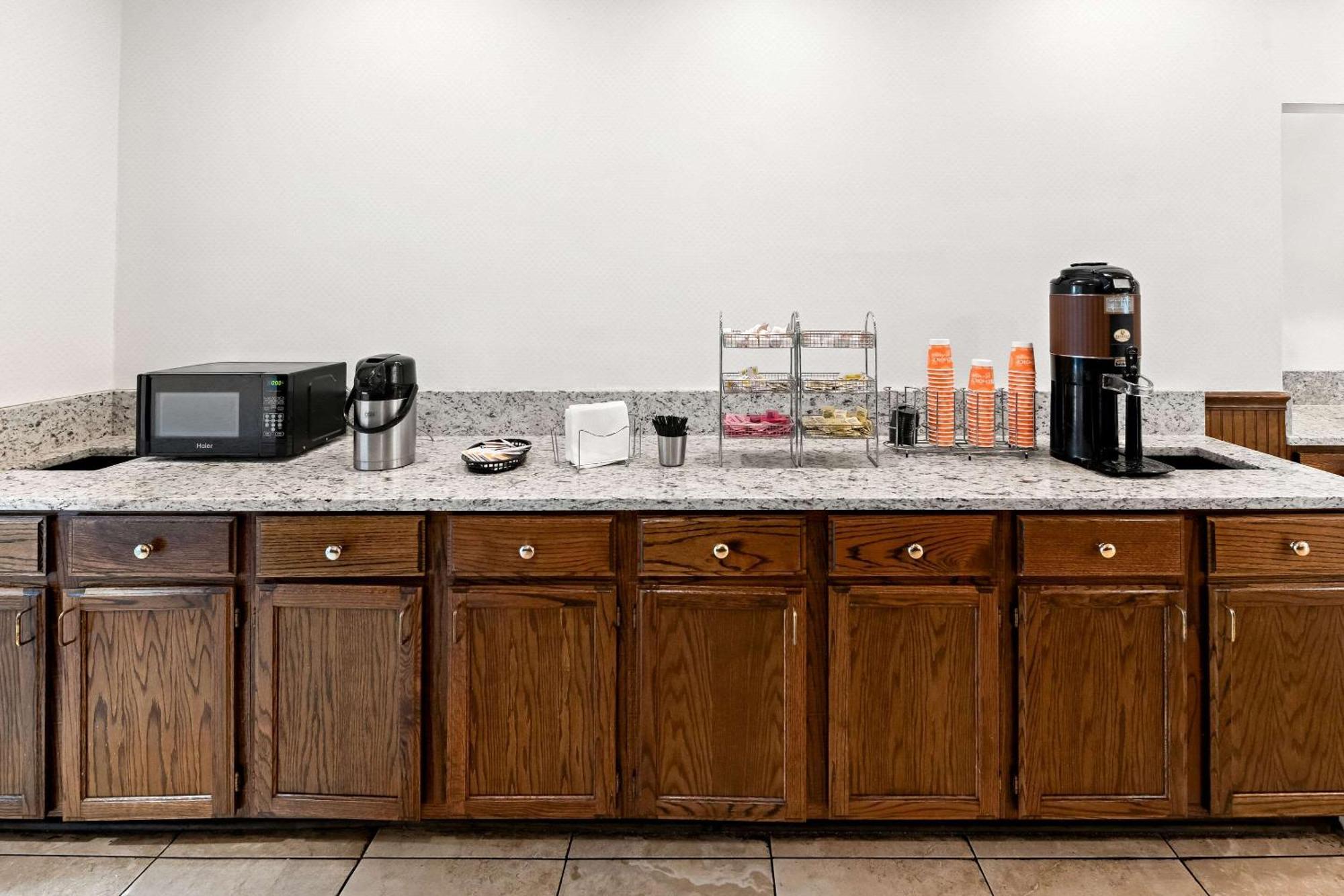 Quality Inn Dayton Airport Englewood Екстериор снимка